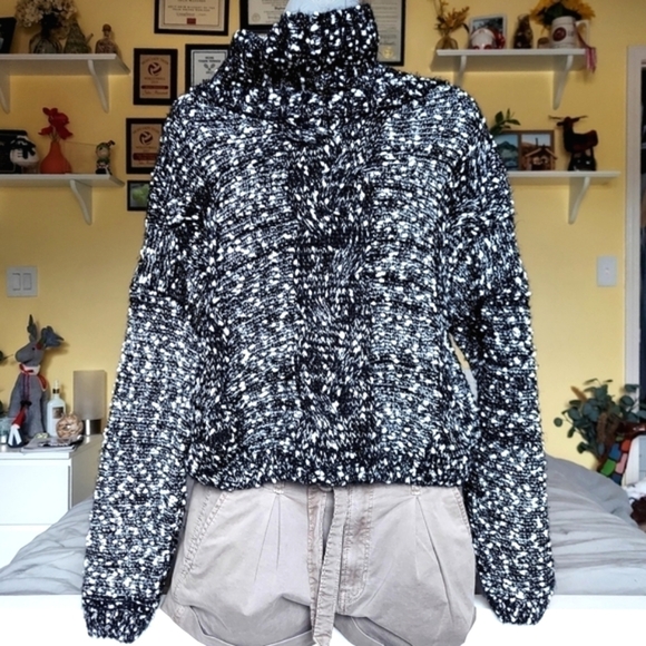 P Luca Milano Cropped Chunky Cowl Neck Sweater - Picture 9 of 10